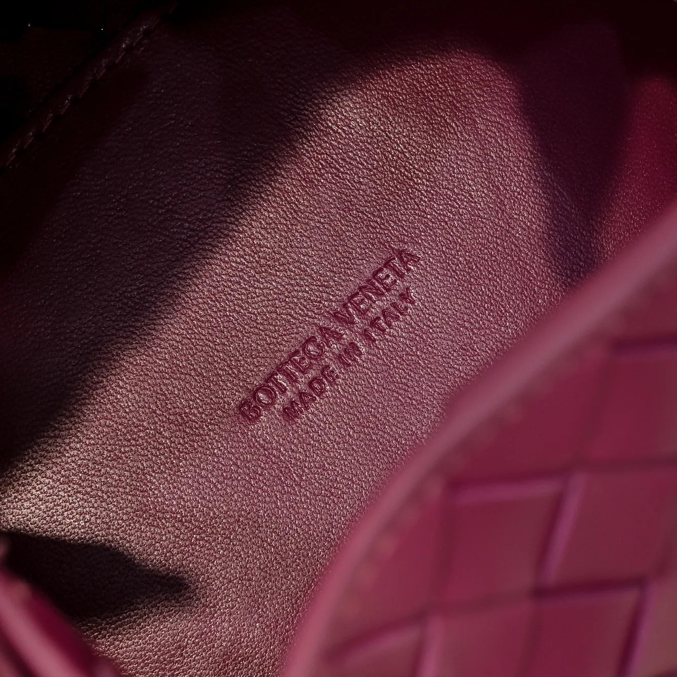 Batch 1760 BV home is new! Andiamo combines Bottega Veneta archives parachute handbags to inherit retro elements and integrate modern trends. The same style as Shu Qi's Beijing Night. It is a continuation of the classic bag. It has three functions: hand carry, shoulder and cross-body. It is embellished with metal brass knot buckles. The capacity of the small one is amazing. It can easily hold sunglasses in a box/small bottle of water/powder powder/charger and other daily necessities when going out. The upper body is versatile. Style number: 6569 Size: 21*17*16.5cm